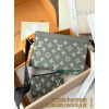 M81115  Bag-Lvbag-137 サイズ  :   14.5 x 4.5 x 22 cm 