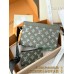 M81115  Bag-Lvbag-137 サイズ  :   14.5 x 4.5 x 22 cm 